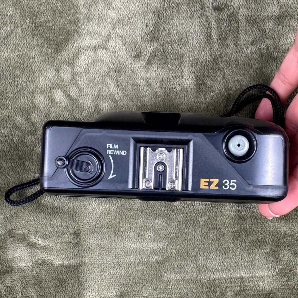 Vivitar EZ 35 Vintage 35mm Point & Shoot Film Camera Focus Free Strap Black